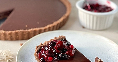 Tarta czekoladowa z owocami leśnymi i kremem ganache