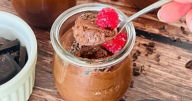 Mus czekoladowy z piankami marshmallow i malinami – szybki, kremowy deser bez jajek