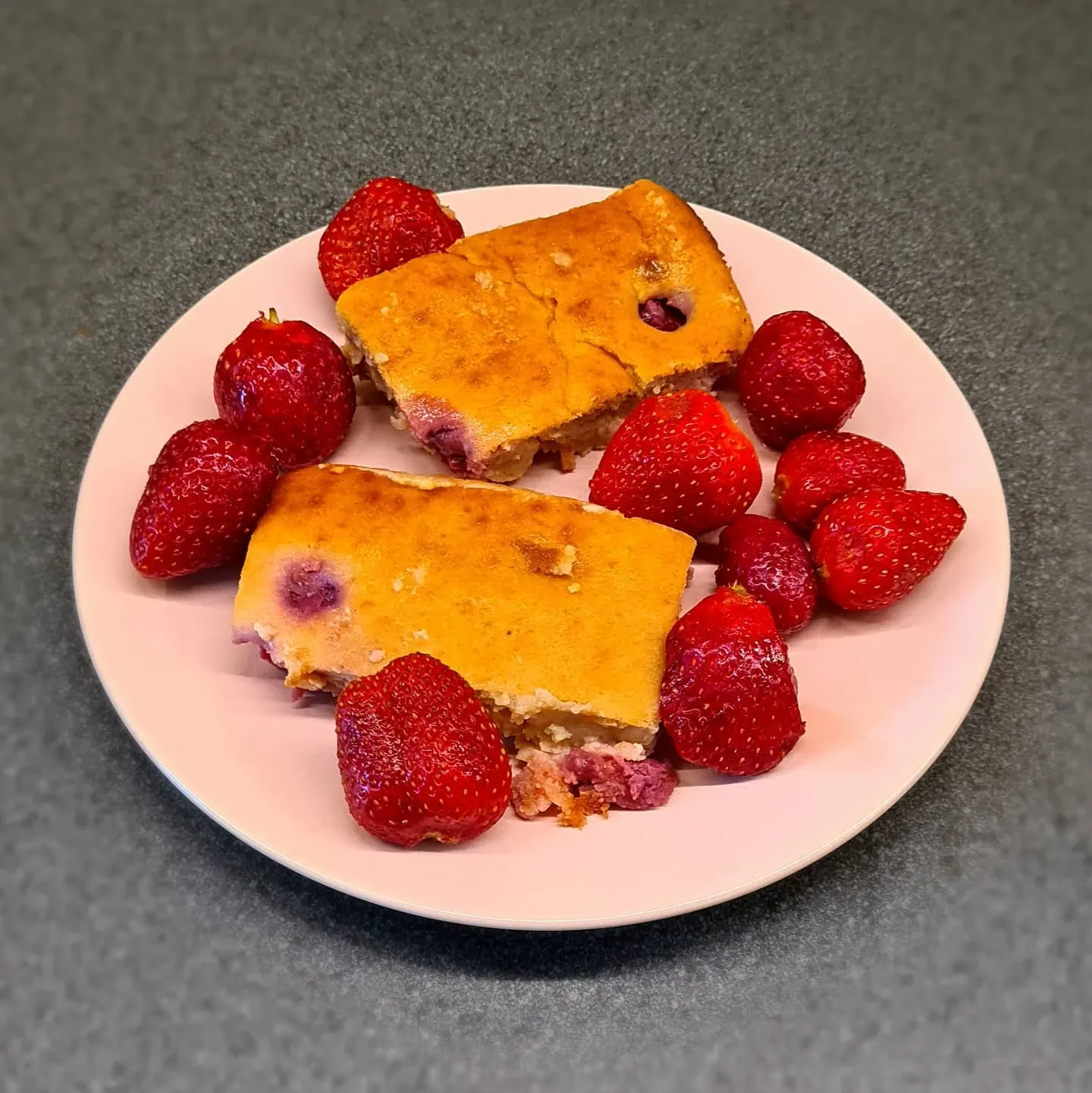 Pīrāgs no baltajām pupiņām ar ķiršiem un banāniem – veselīga kūka bez miltiem