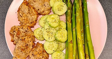 Zivs kotletes ar sparģeļiem un gurķiem