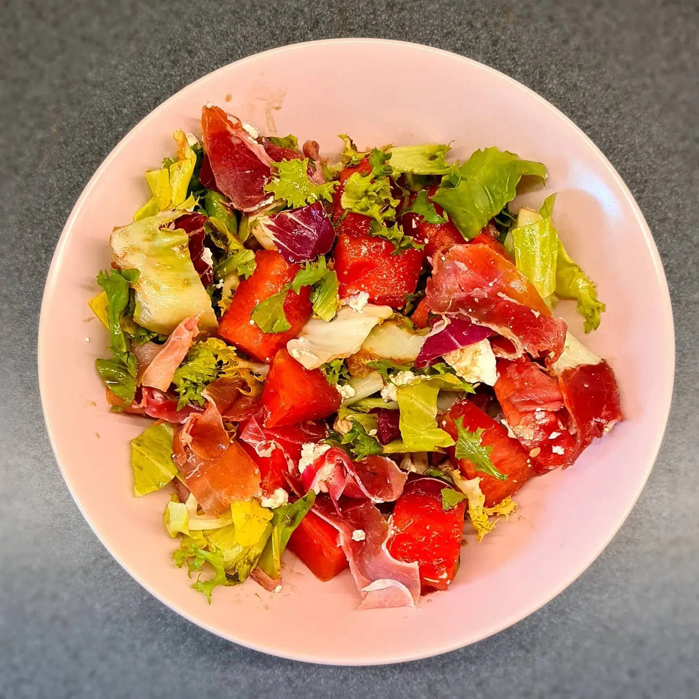 Vieglie vasaras salāti ar arbūzu, feta sieru, vītinātu gaļu, balsamico mērci