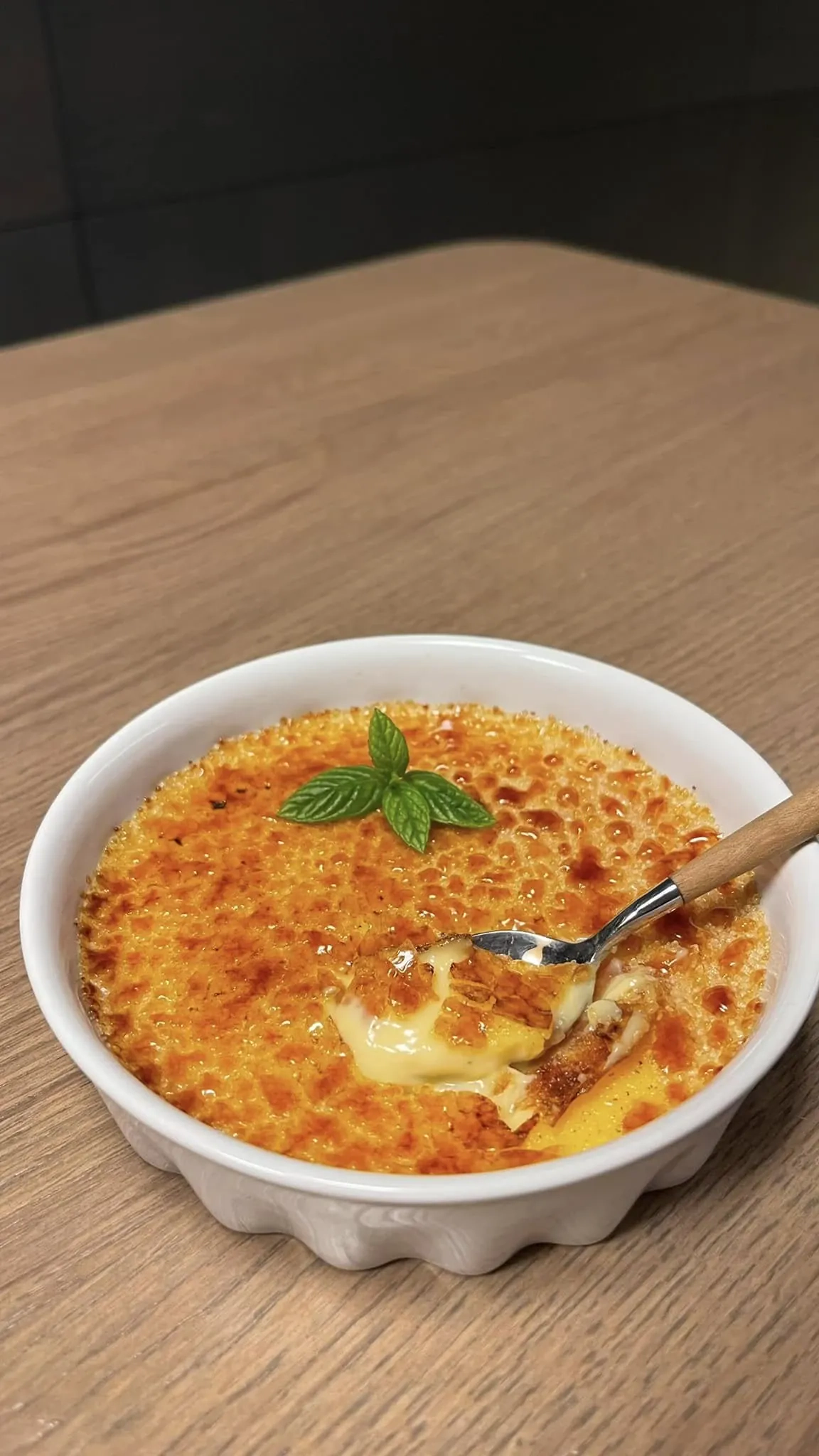 Klasikinis prancūziškas Crème Brûlée su traškia karamelės plutele