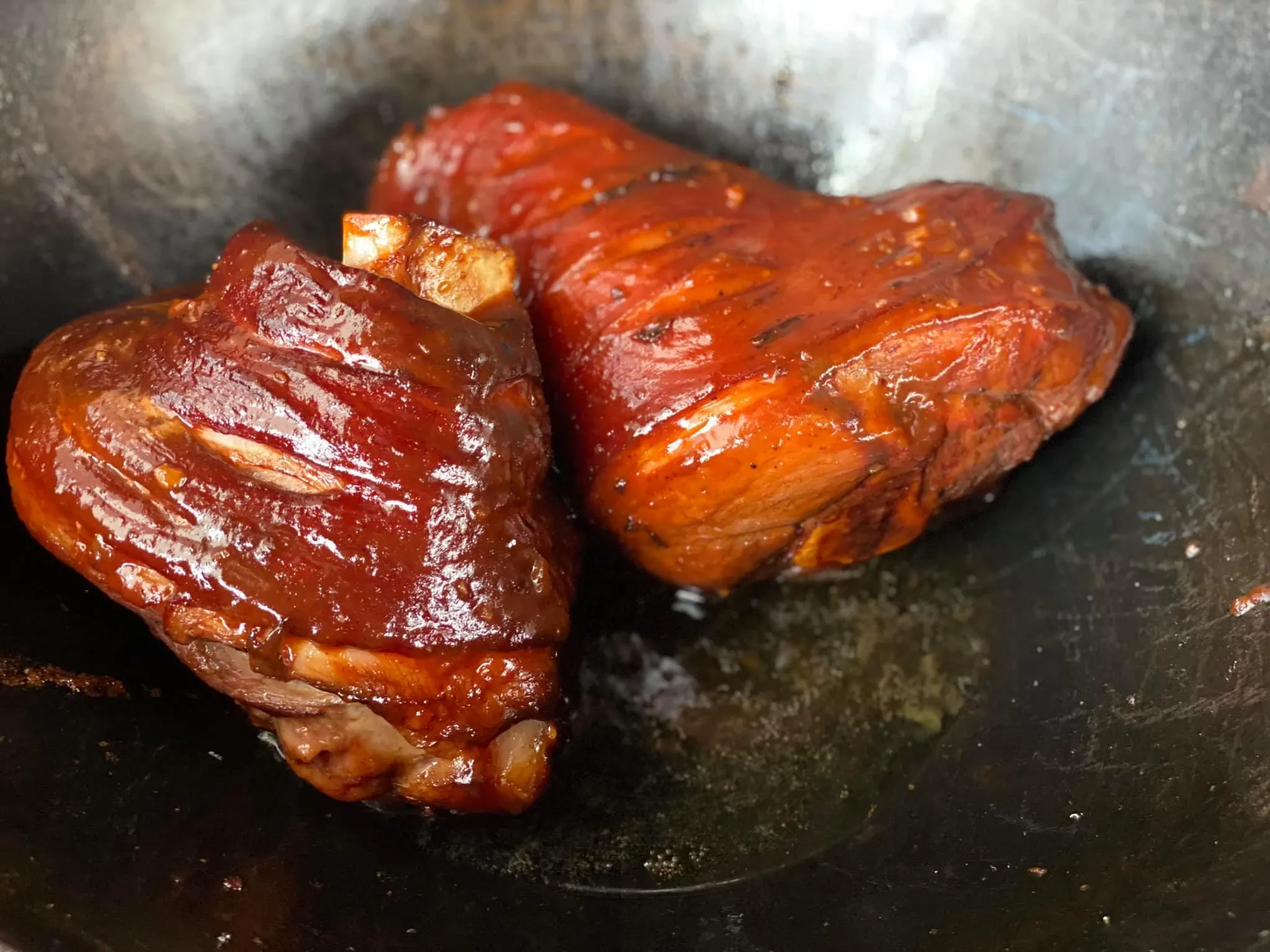 Rūkytos kiaulių karkos su troškintais raugintais kopūstais grilyje