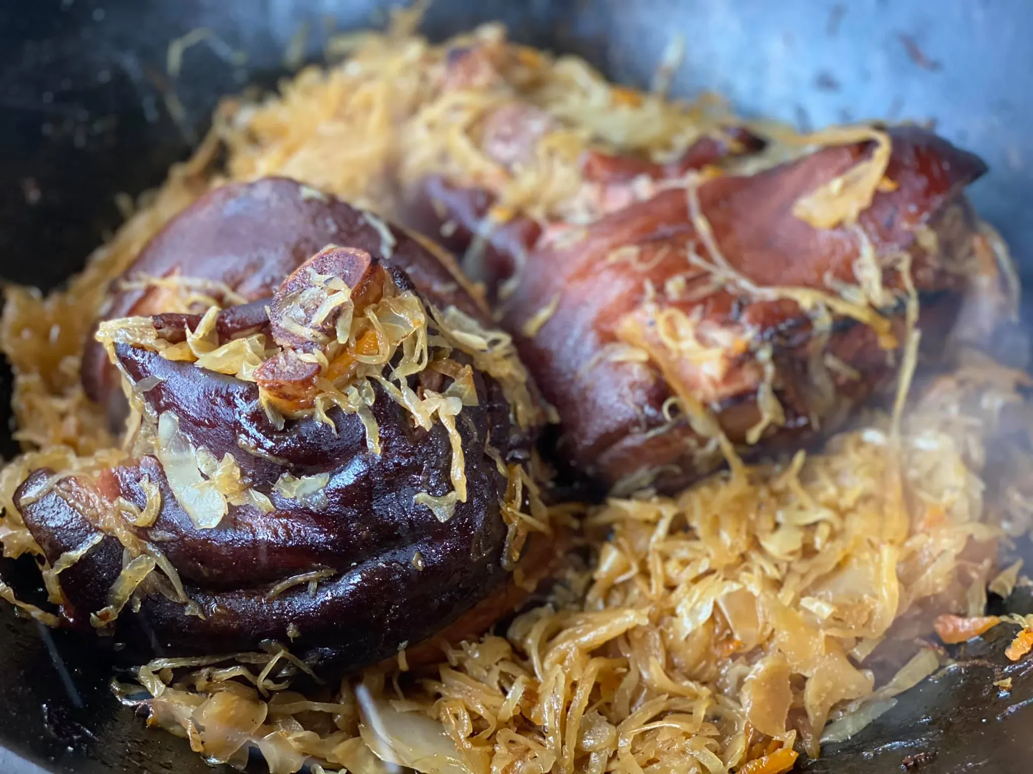 Rūkytos kiaulių karkos su troškintais raugintais kopūstais grilyje