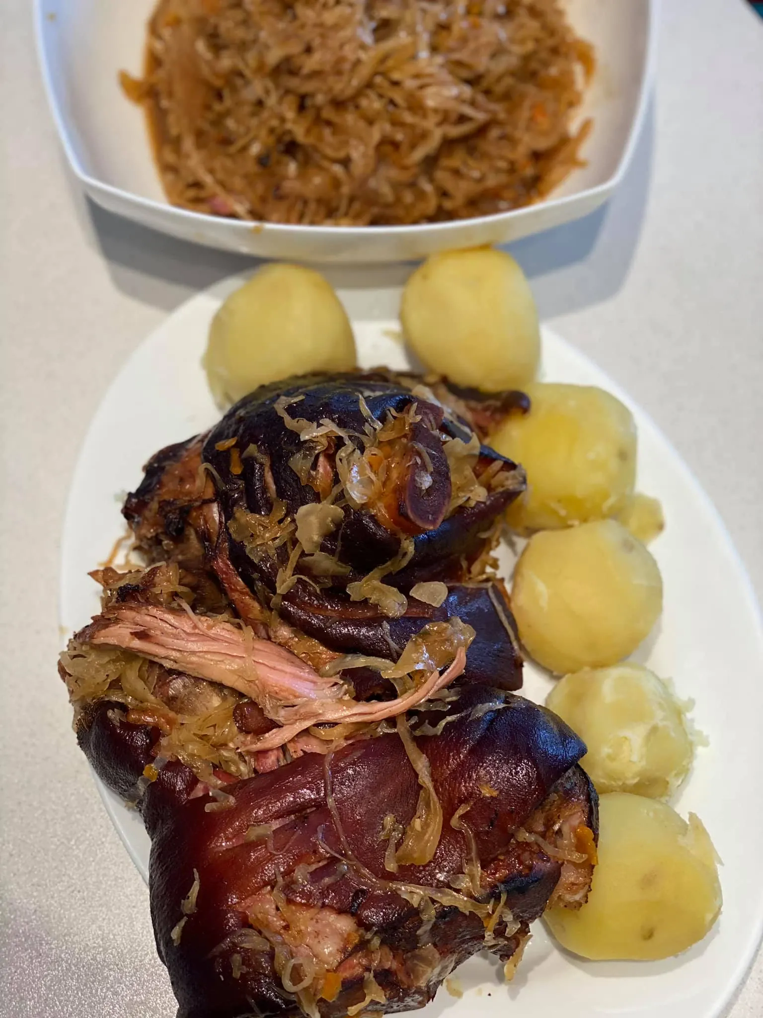 Rūkytos kiaulių karkos su troškintais raugintais kopūstais grilyje