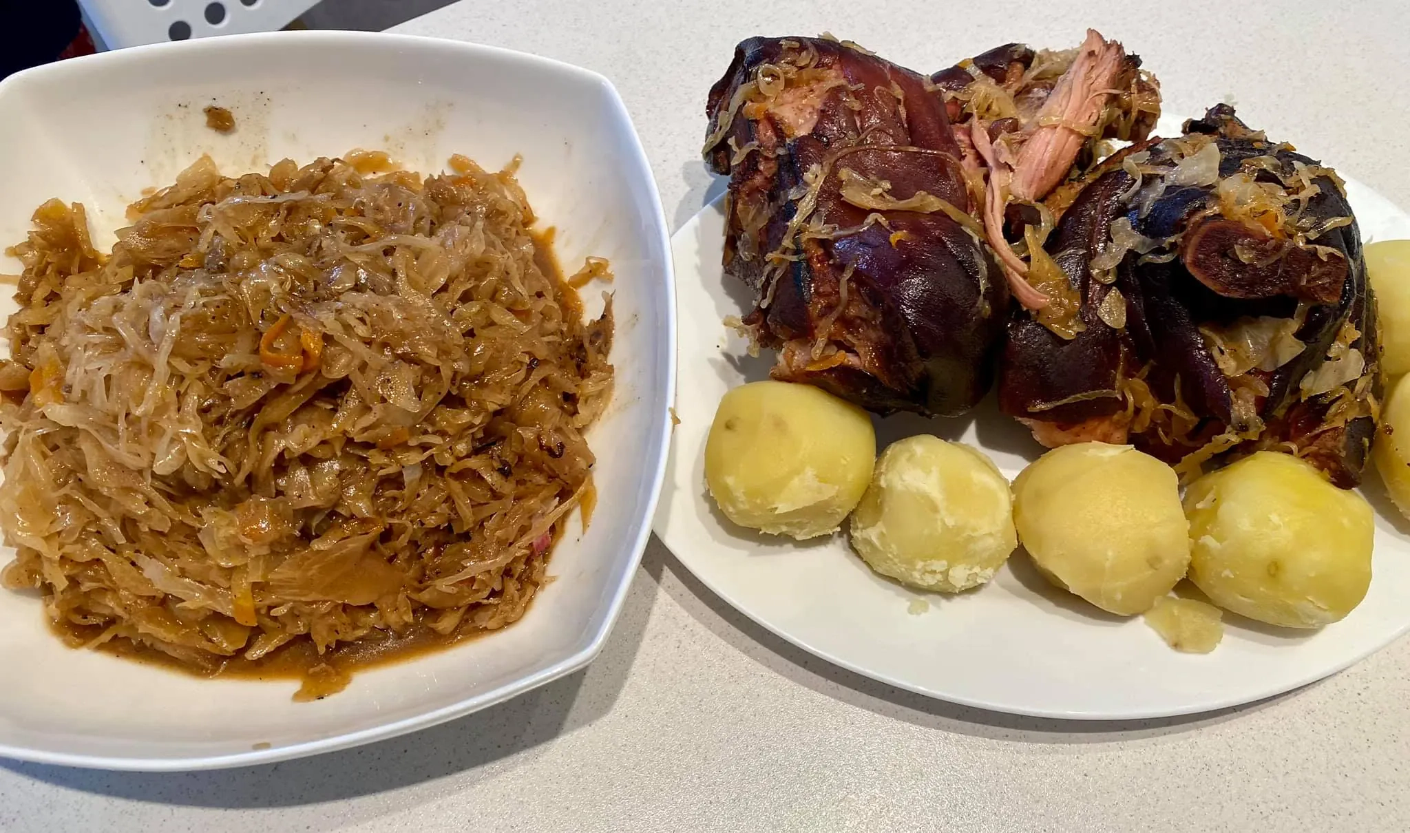 Rūkytos kiaulių karkos su troškintais raugintais kopūstais grilyje