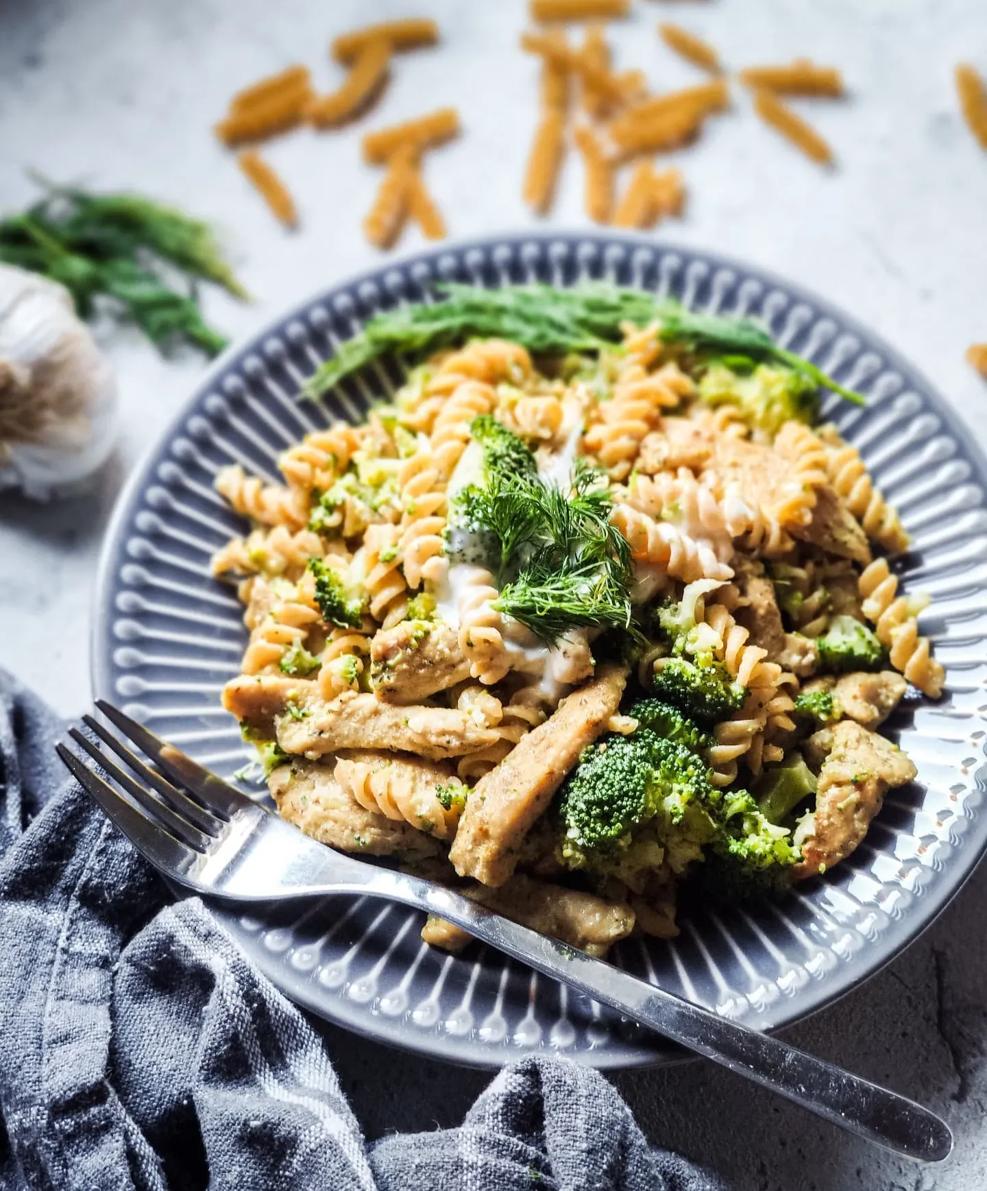 Fit makaron z kurczakiem, brokułami i cukinią bez śmietany