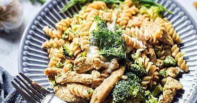 Fit makaron z kurczakiem, brokułami i cukinią bez śmietany