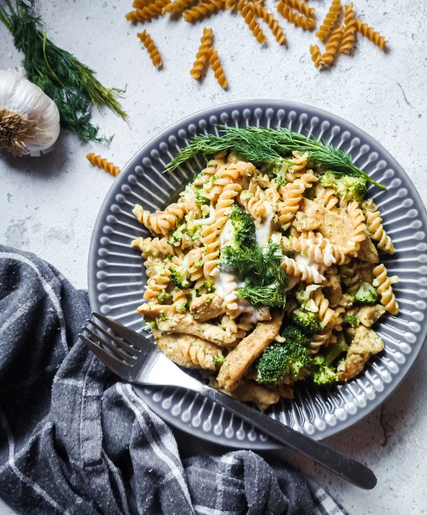 Fit makaron z kurczakiem, brokułami i cukinią bez śmietany