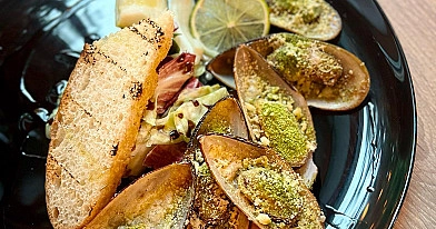 Małże nowozelandzkie zapiekane z parmezanem na kremowym sosie ze skorupiaków