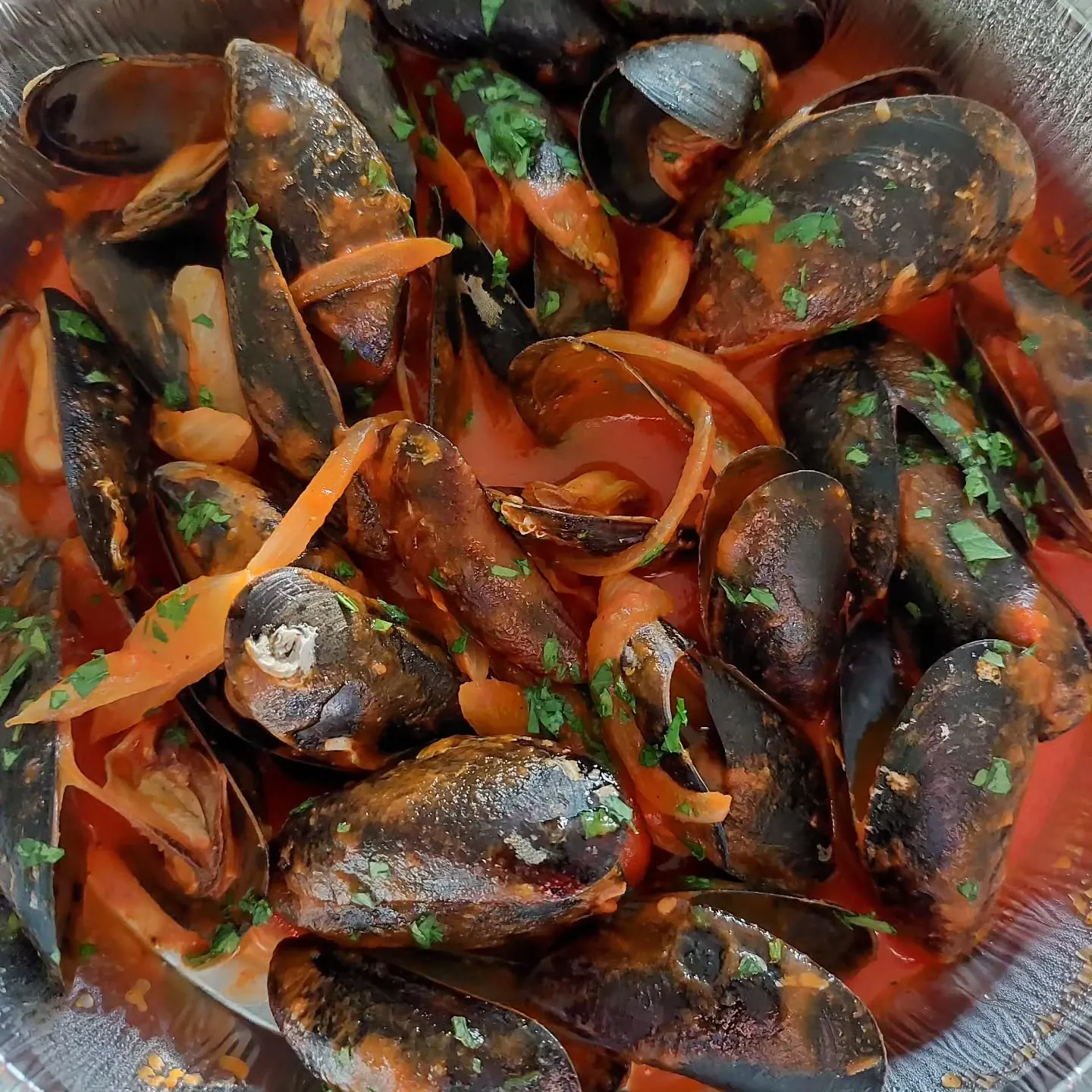 Małże w sosie pomidorowym z czosnkiem, winem i natką pietruszki