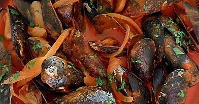 Małże w sosie pomidorowym z czosnkiem, winem i natką pietruszki