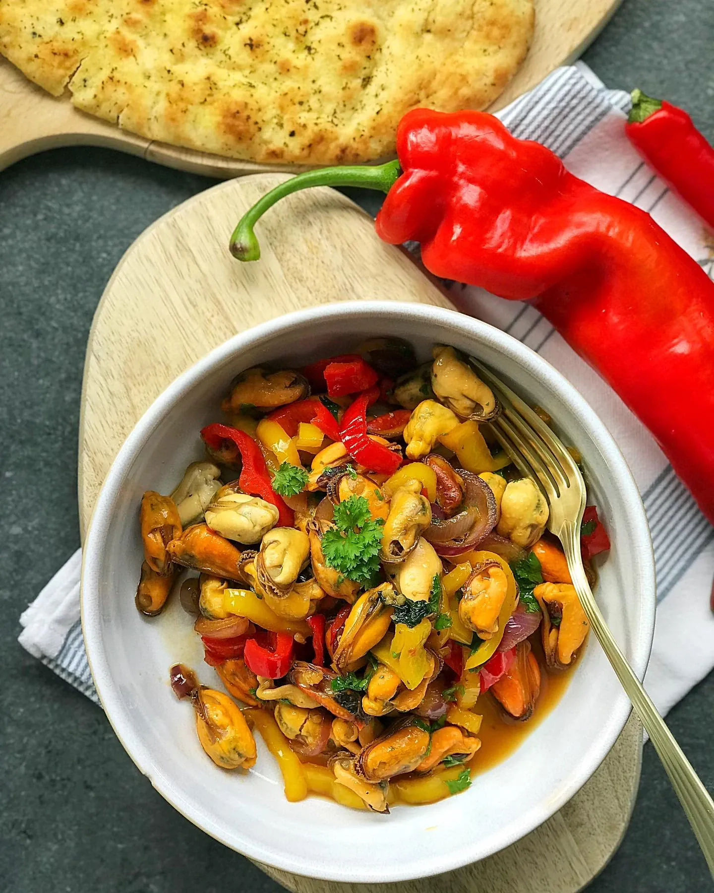 Małże w słodkim sosie sojowym z warzywami