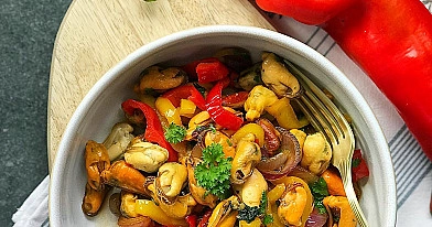 Małże w słodkim sosie sojowym z warzywami