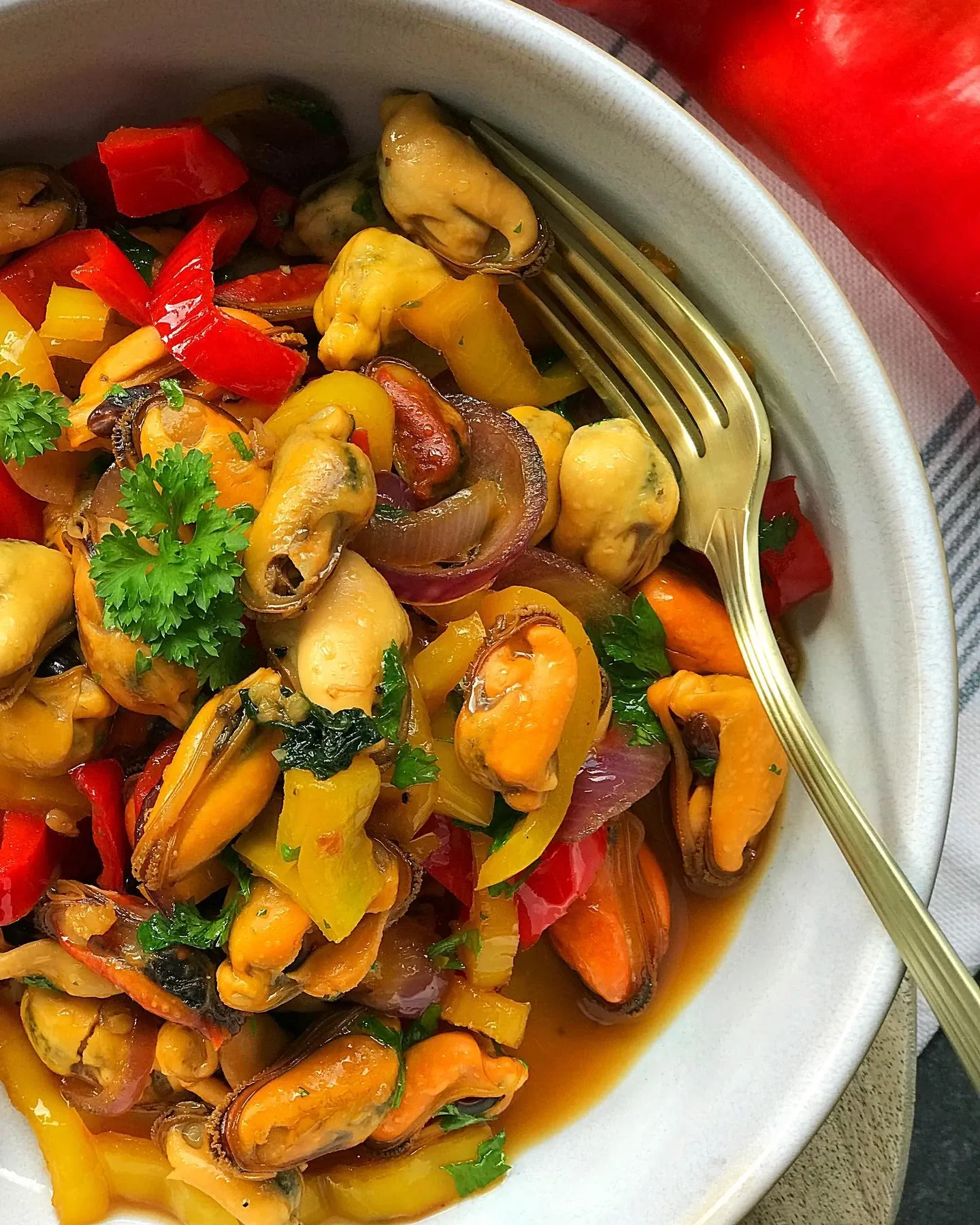 Małże w słodkim sosie sojowym z warzywami