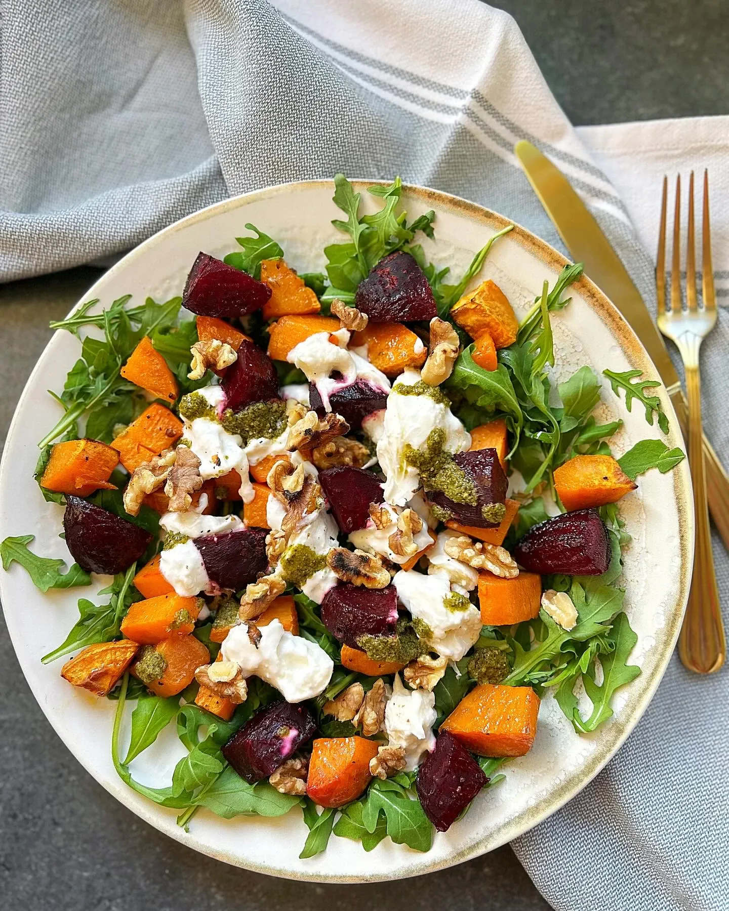 Pieczone bataty i buraczki z rukolą, burratą, orzechami włoskimi i zielonym pesto