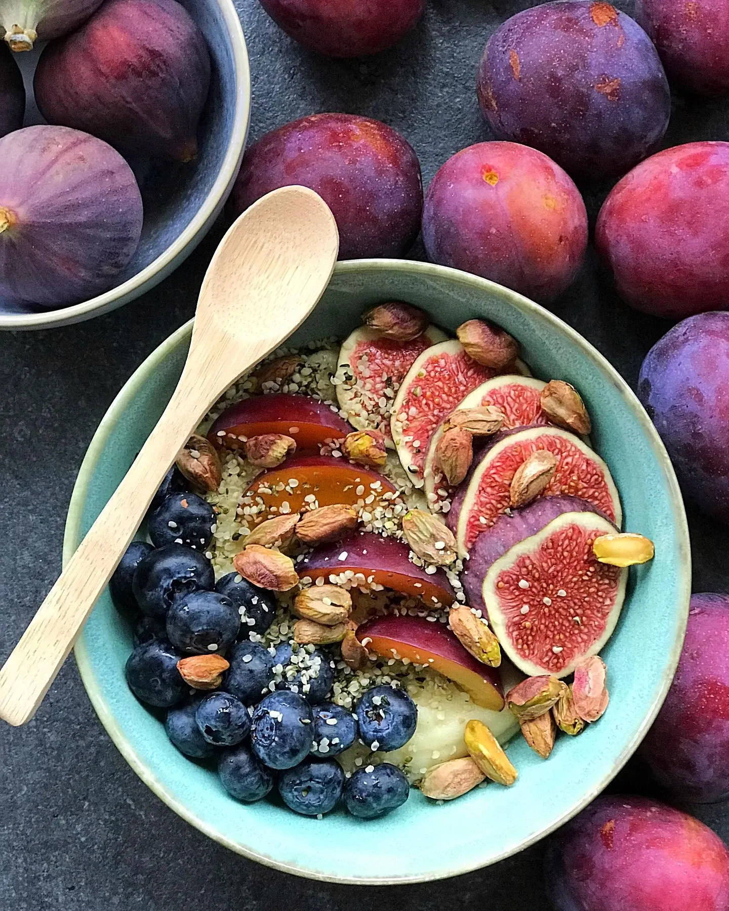 Kasza manna z owocami, figami i pistacjami – zdrowe śniadanie pełne energii 🍇🥣