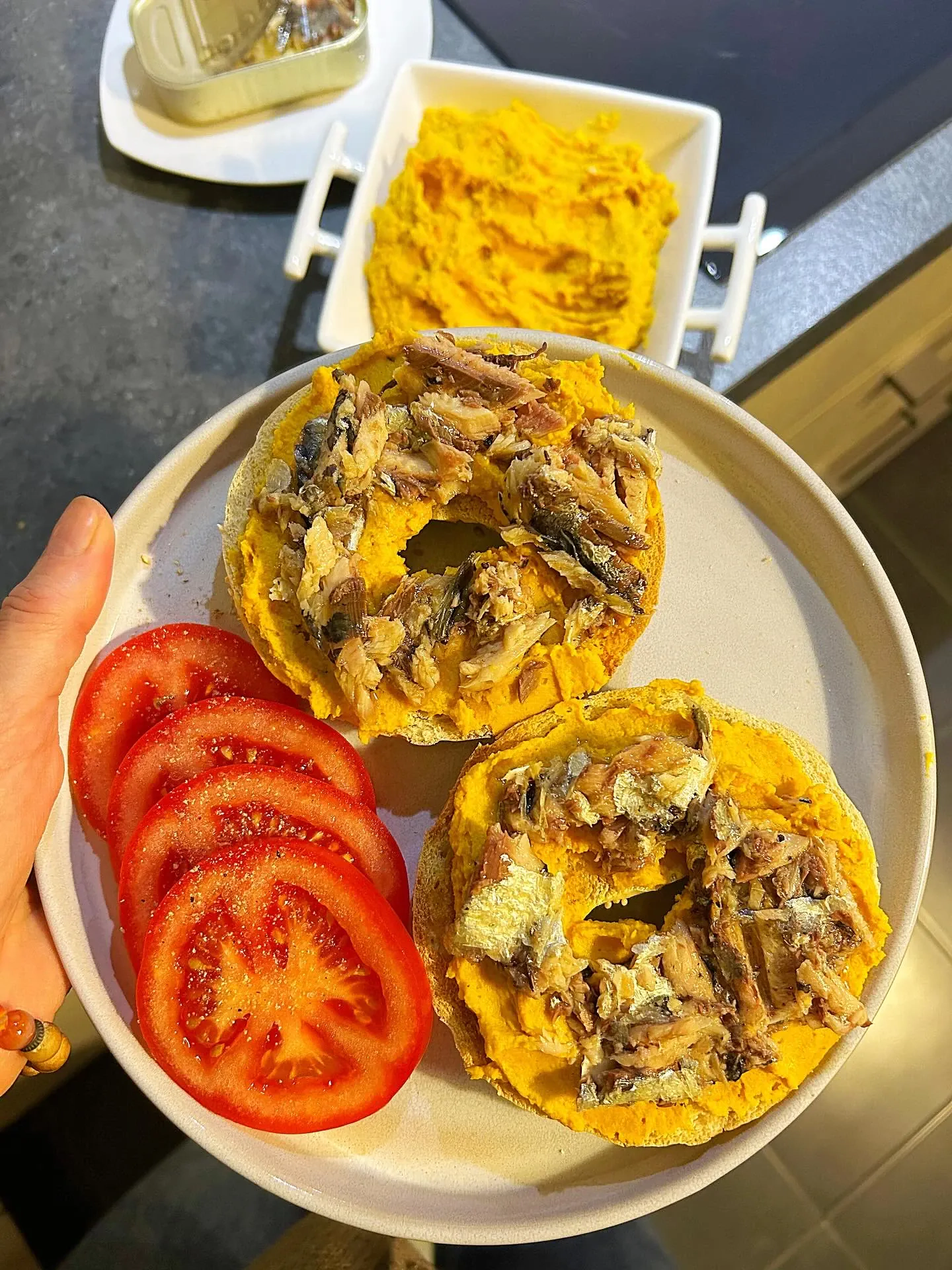 Bajgle z hummusem z dyni i sardynkami – szybkie i zdrowe śniadanie pełne smaku 🍅🐠🎃