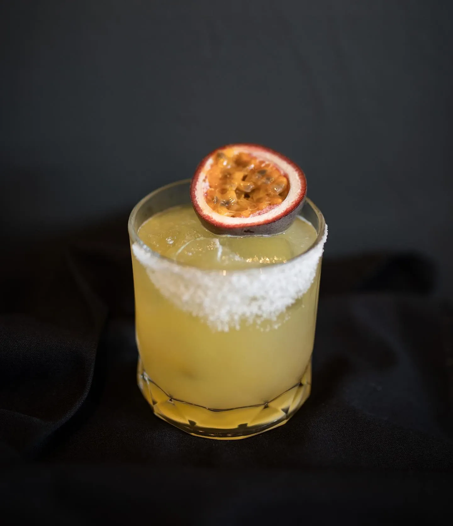 Passion fruit margarita cocktail - tekilos kokteilio receptas su pasifloru