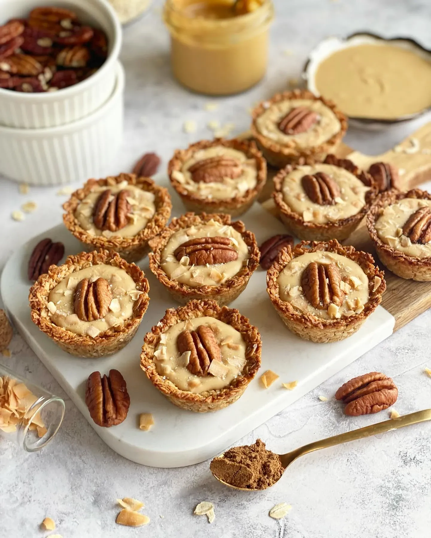 Wegańskie tartaletki owsiane z masłem orzechowym i białą czekoladą