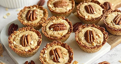 Wegańskie tartaletki owsiane z masłem orzechowym i białą czekoladą