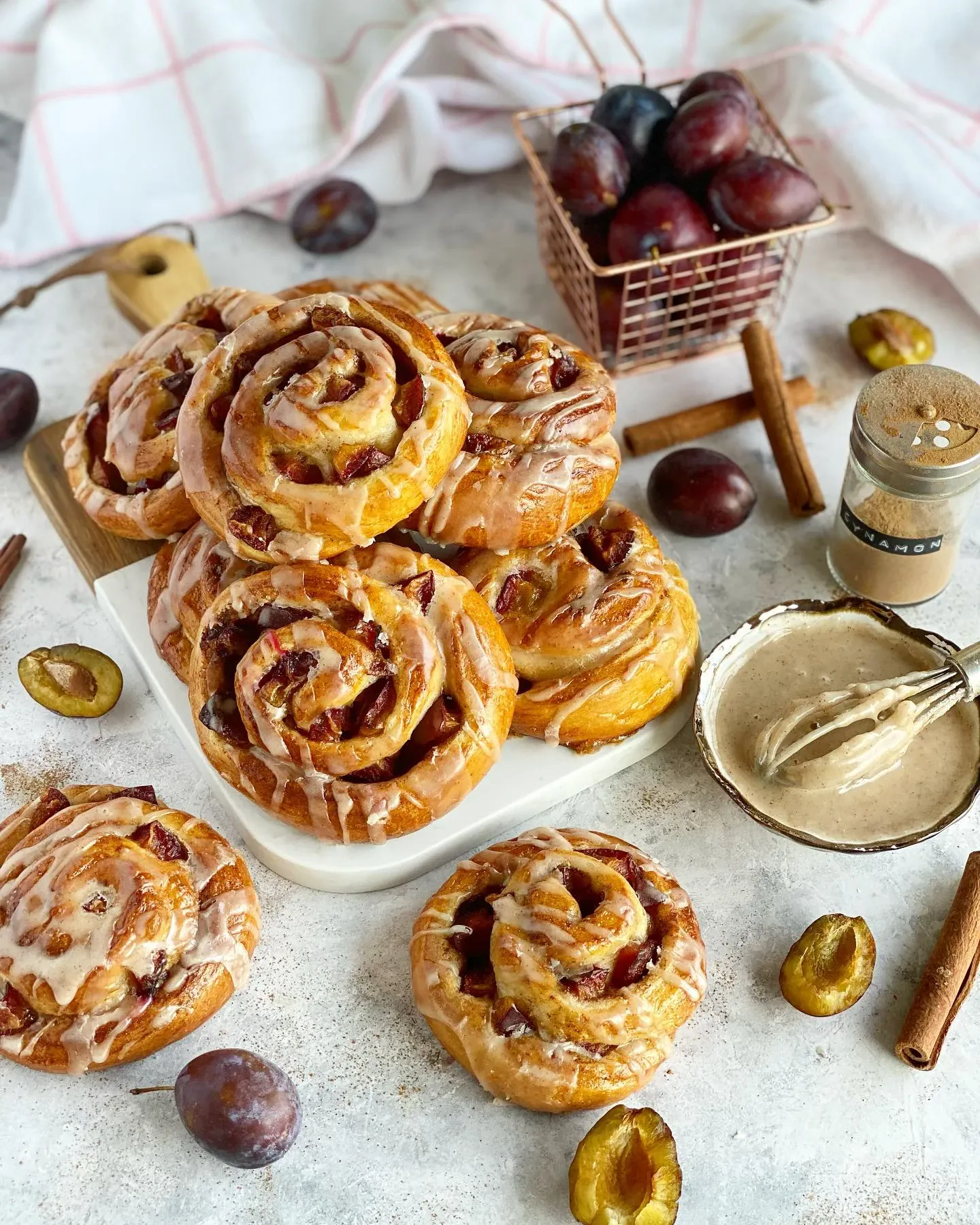 Wegańskie drożdżówki cynamonowe ze śliwkami i lukrem cynamonowym