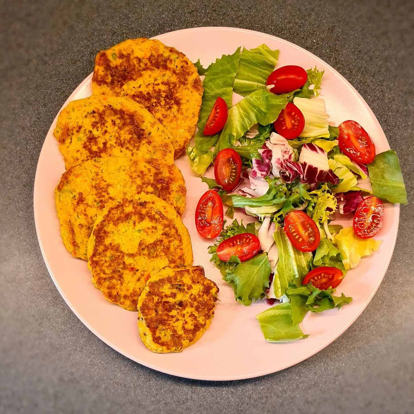 Lēcu plācenīši ar sieru un svaigiem salātiem