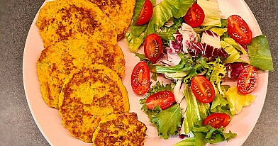 Lēcu plācenīši ar sieru un svaigiem salātiem