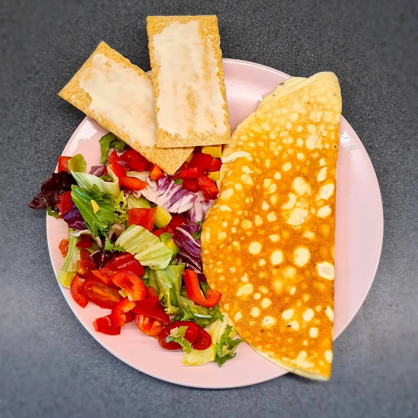 Omlete ar dārzeņu salātiem un sausmaizītēm