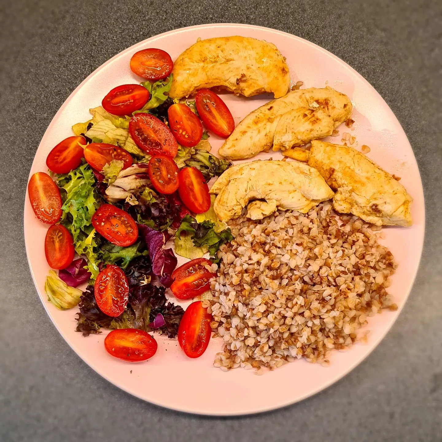 Veselīgas pusdienas ar vistas fileju, griķiem un svaigiem salātiem