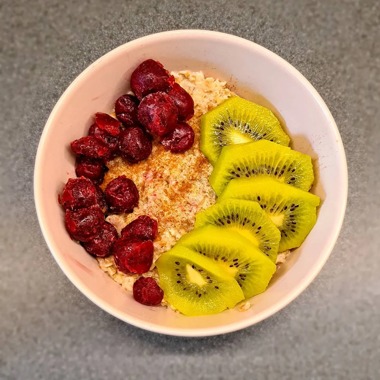 Auzu pārslu putra ar olu baltumu, kanēli, kivi un ķiršiem