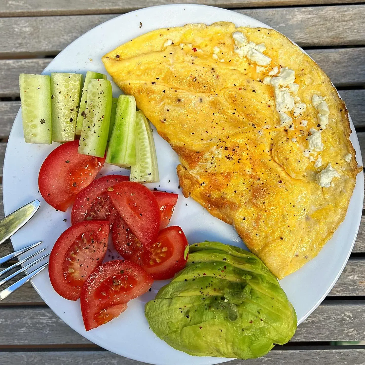 Omlet z fetą, awokado i świeżymi warzywami – zdrowe śniadanie pełne białka i energii