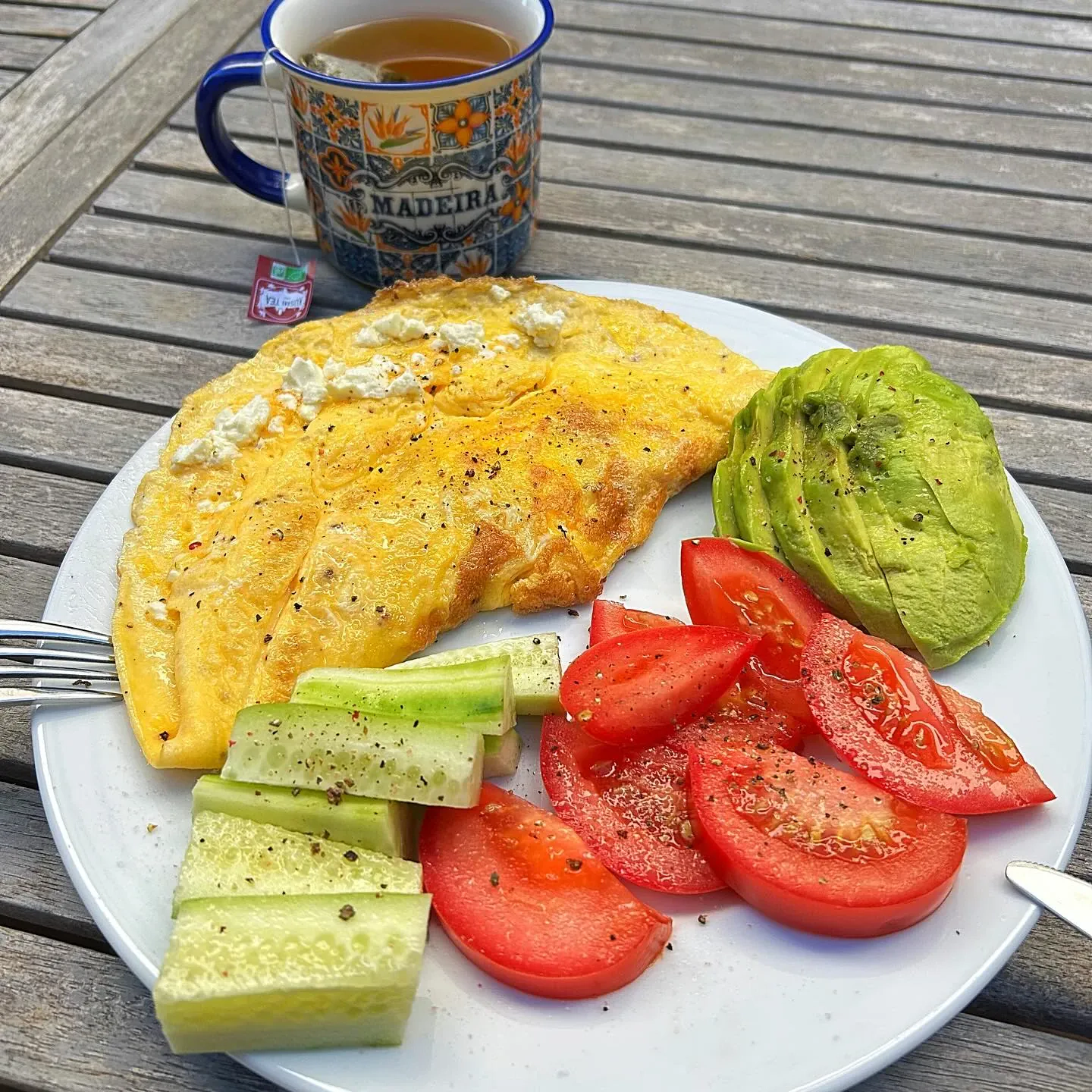 Omlet z fetą, awokado i świeżymi warzywami – zdrowe śniadanie pełne białka i energii