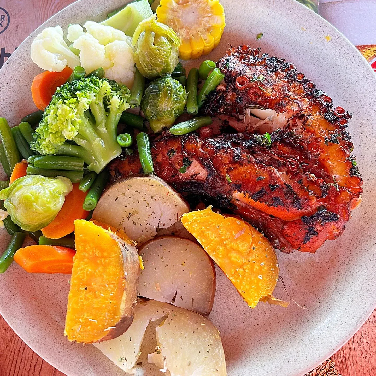 Grillowana ośmiornica z warzywami i ziemniakami