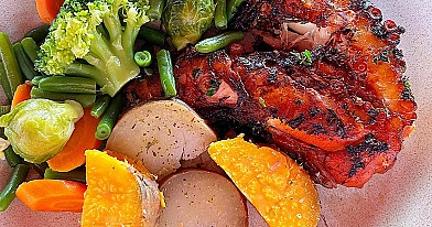 Grillowana ośmiornica z warzywami i ziemniakami