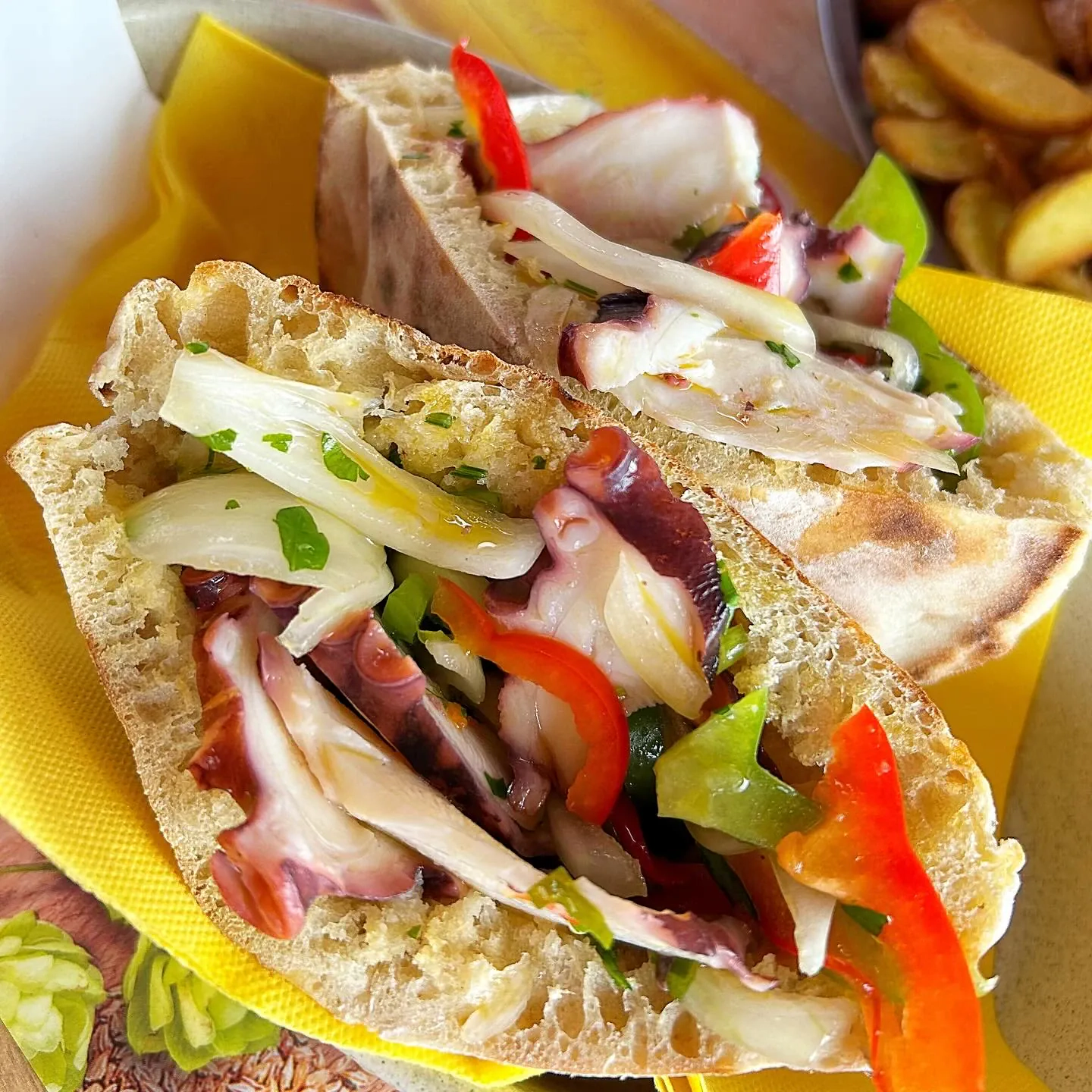 Sałatka z ośmiornicą w bułce – śródziemnomorska kanapka z ośmiornicą i warzywami