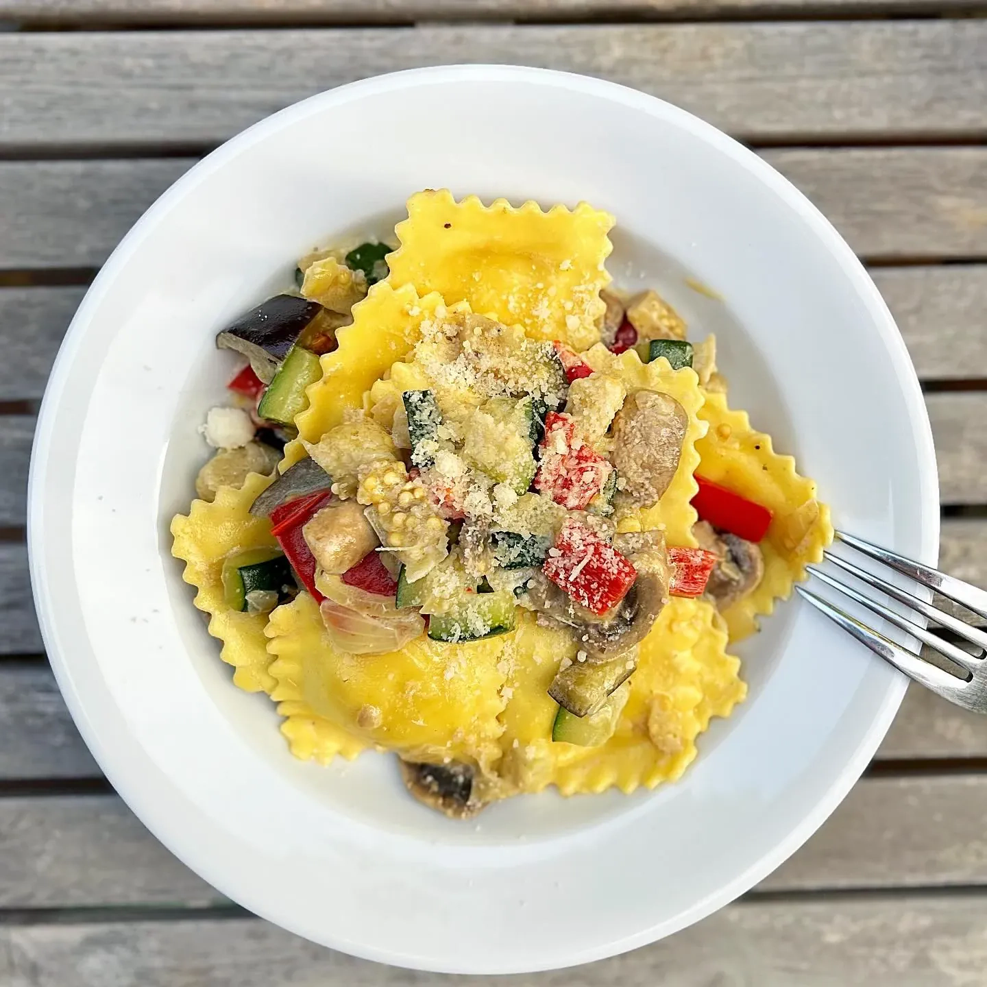 Ravioli z owocami morza i warzywami w kremowym sosie