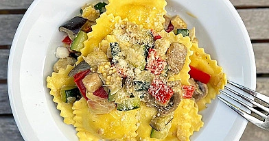 Ravioli z owocami morza i warzywami w kremowym sosie