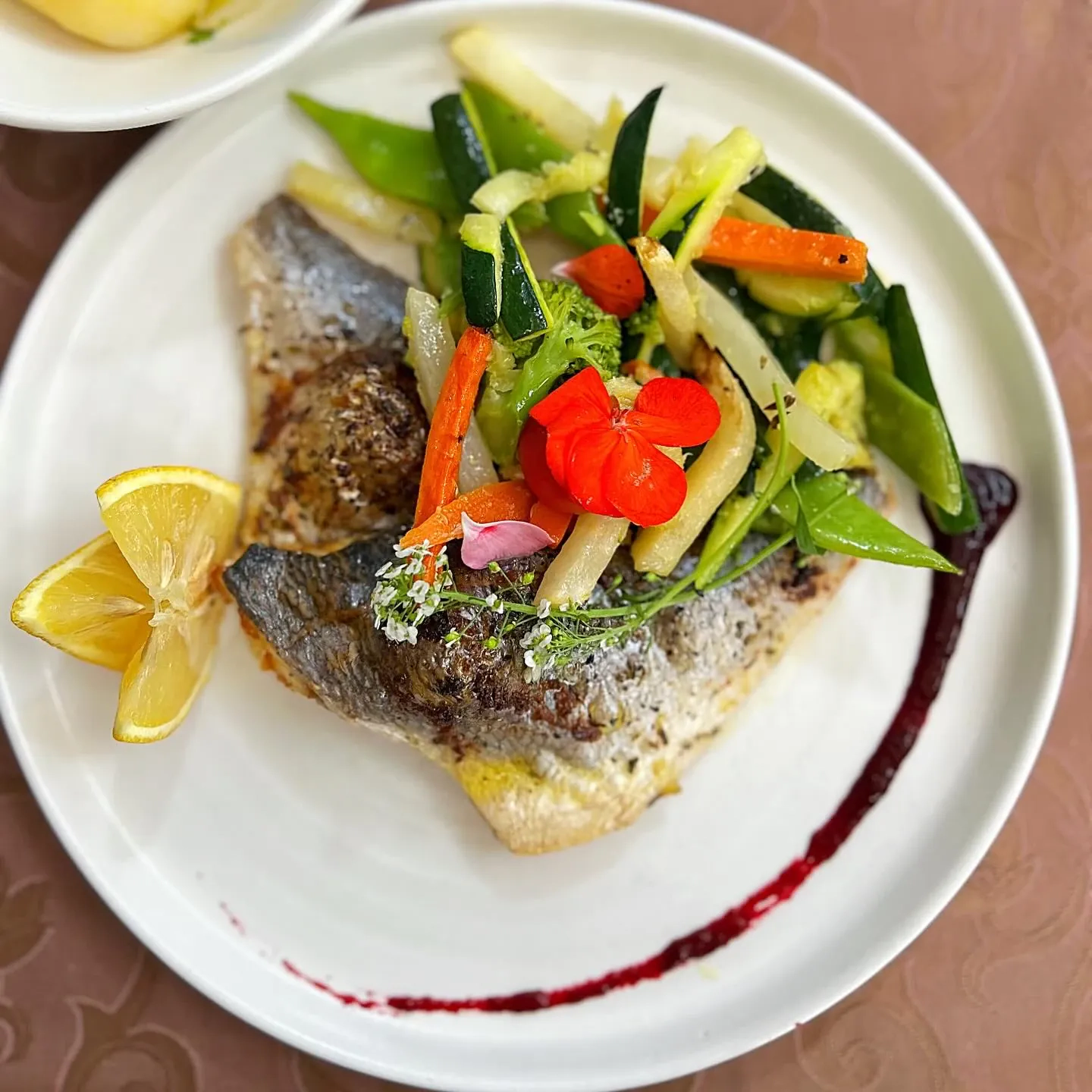 Pieczona dorada z warzywami na parze i cytrynowym sosem