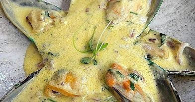 Małże w kremowym sosie z białym winem i czosnkiem