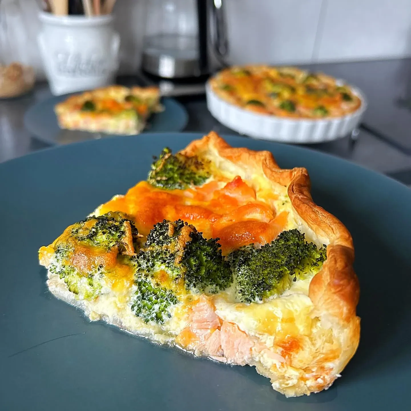 Tarta z łososiem, brokułami i serem na cieście francuskim