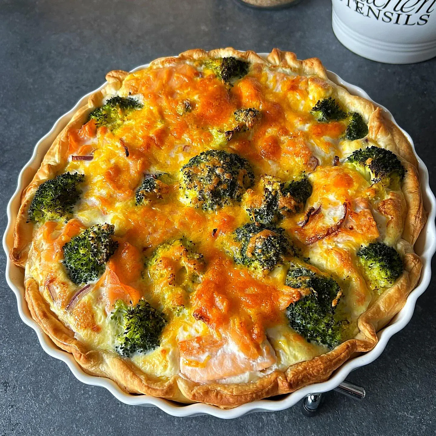 Tarta z łososiem, brokułami i serem na cieście francuskim