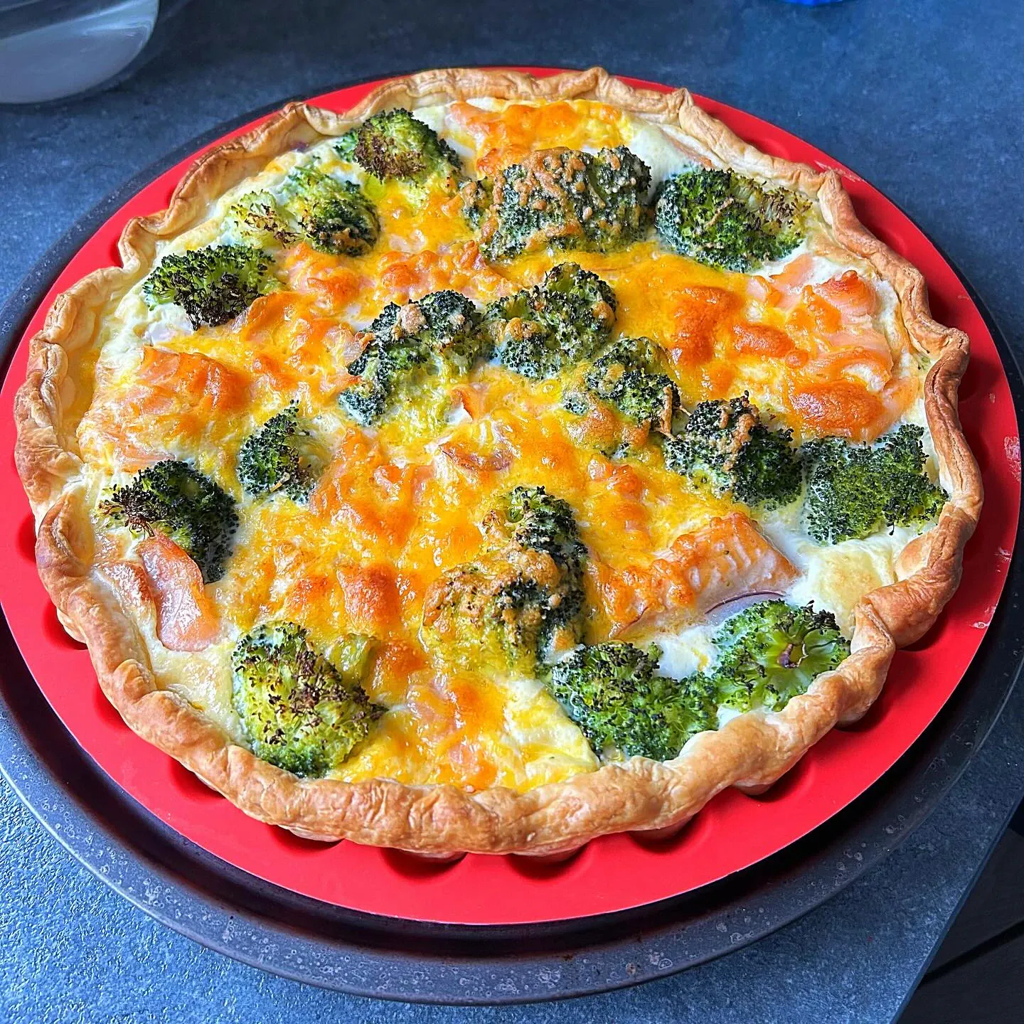 Tarta z łososiem, brokułami i serem na cieście francuskim