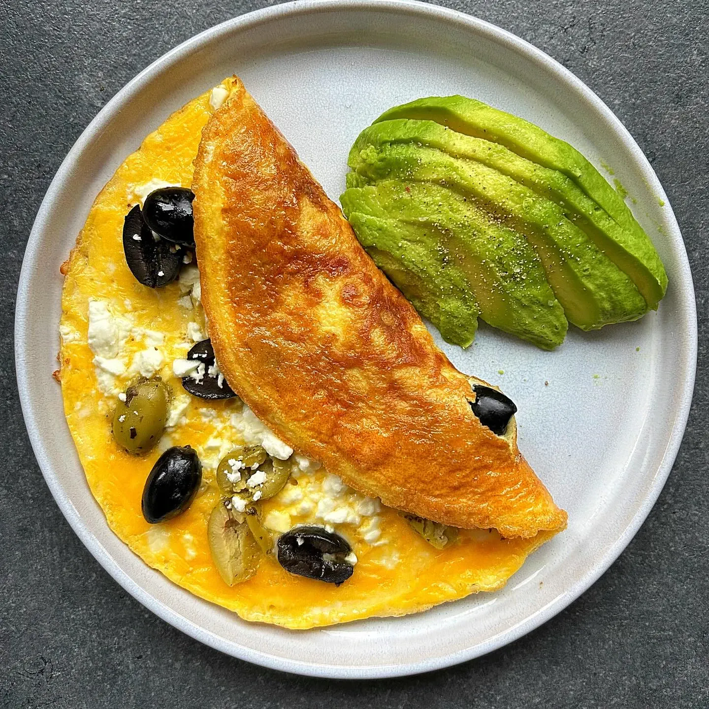 Omlet jajeczny z fetą, oliwkami i awokado