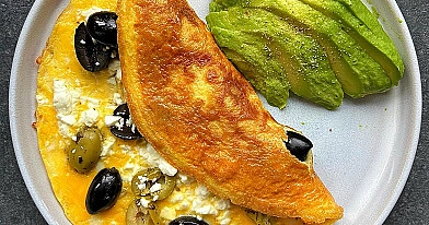 Omlet jajeczny z fetą, oliwkami i awokado