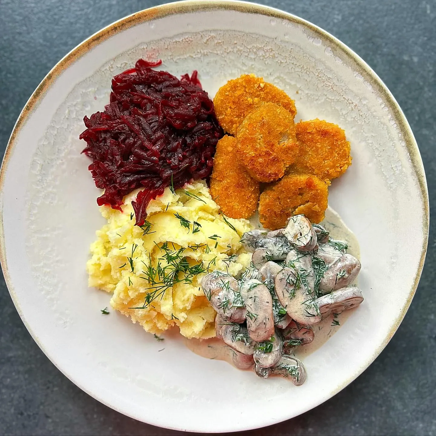 Kremowe pieczarki w śmietanie z puree ziemniaczanym, pieczonymi buraczkami i chrupiącymi wegańskimi nuggetsami