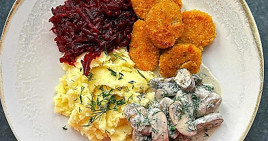 Kremowe pieczarki w śmietanie z puree ziemniaczanym, pieczonymi buraczkami i chrupiącymi wegańskimi nuggetsami