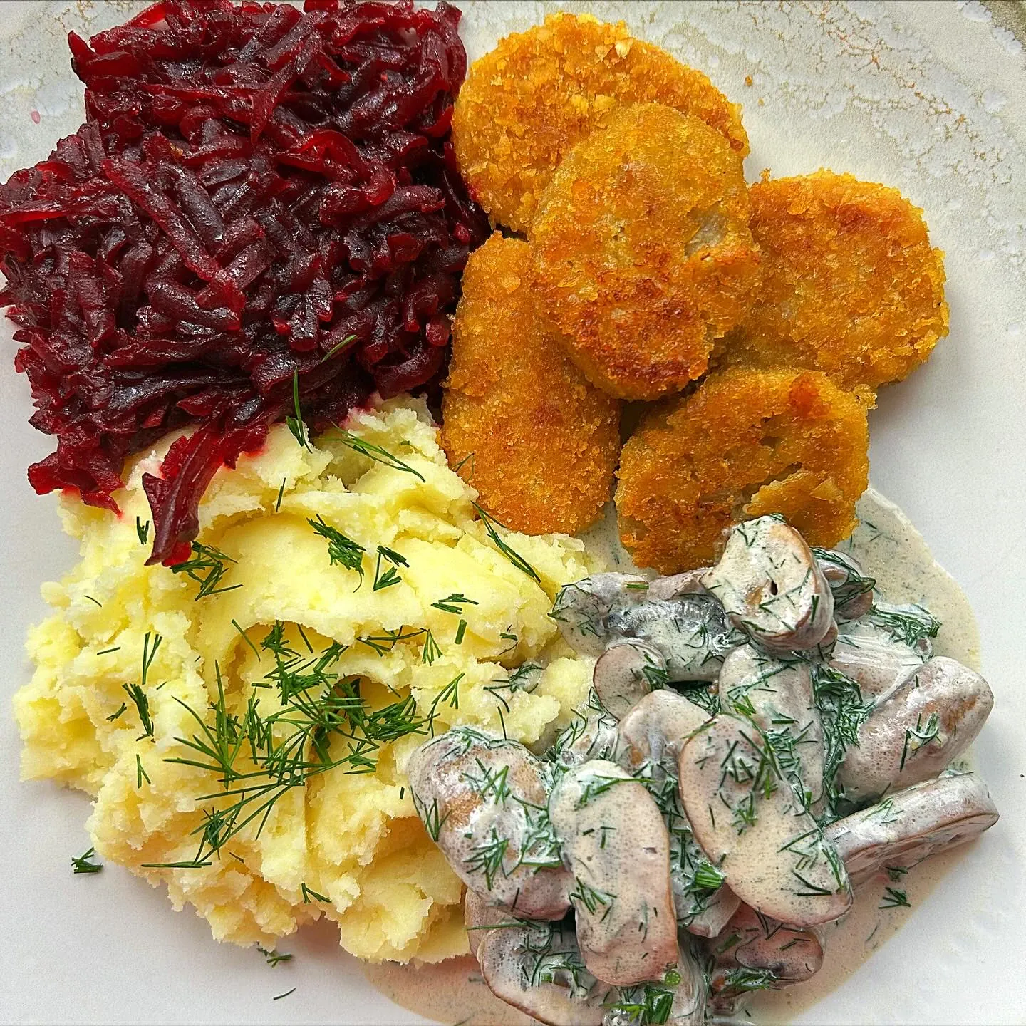 Kremowe pieczarki w śmietanie z puree ziemniaczanym, pieczonymi buraczkami i chrupiącymi wegańskimi nuggetsami