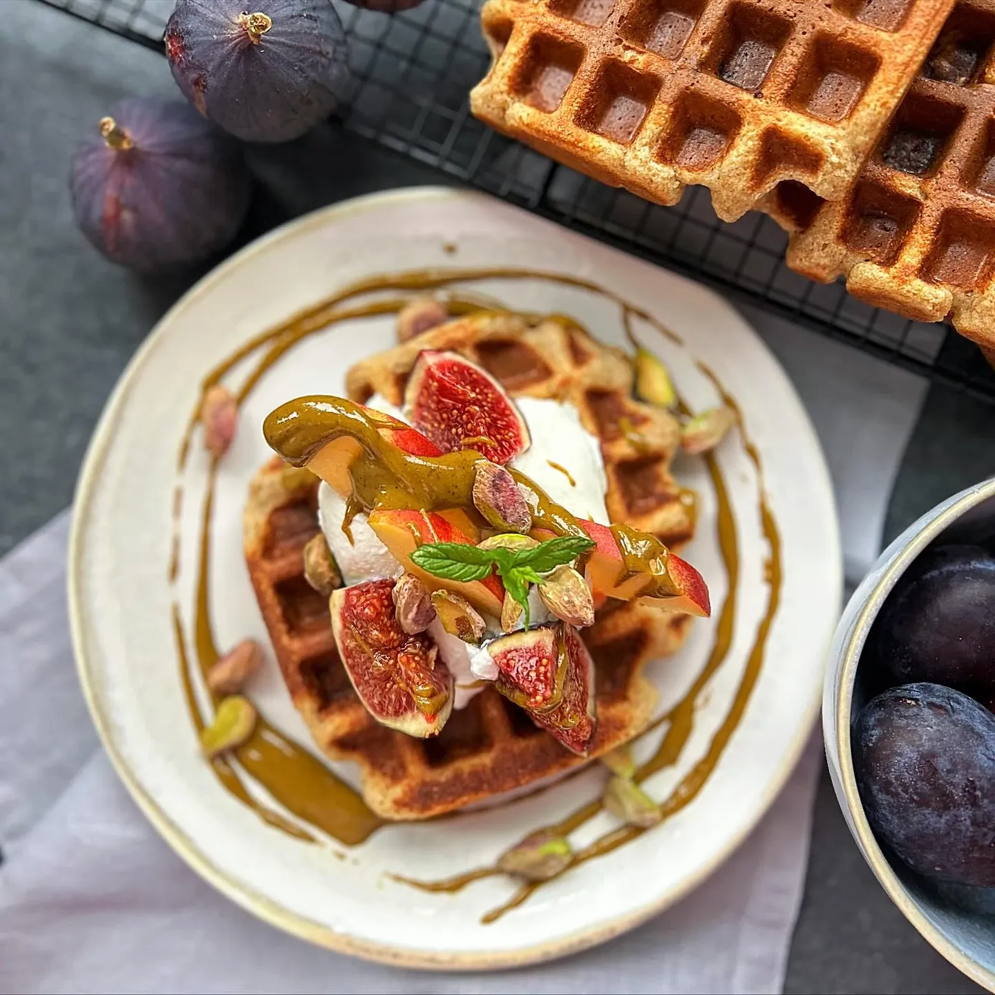 Gofry z mąki migdałowej z figami, jogurtem i pistacjami