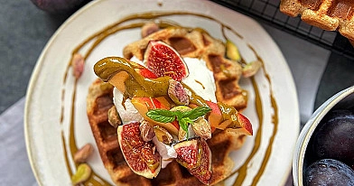 Gofry z mąki migdałowej z figami, jogurtem i pistacjami